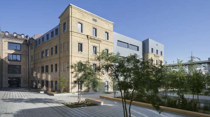 / Roshen Office Courtyard