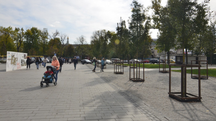 Алея ясенів вздовж основного транзитного шляху / Відновлення скверу №3 на Контрактовій площі