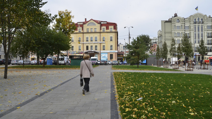 Оновлені пішохідні доріжки / Відновлення скверу №3 на Контрактовій площі