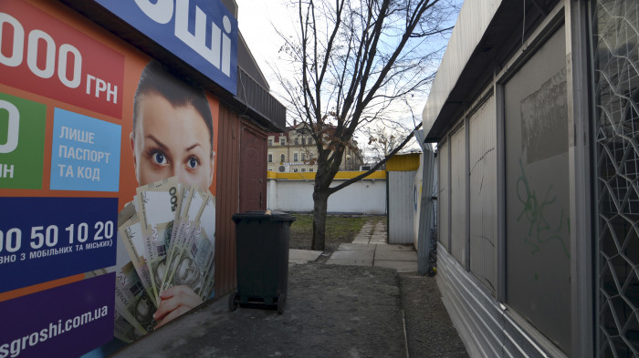 Пішохідні доріжки заставлені МАФами / Відновлення скверу №3 на Контрактовій площі