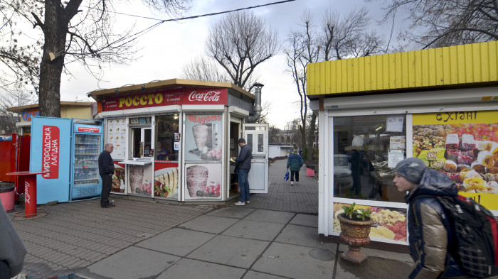 Пішохідні доріжки захаращені торговими точками / Відновлення скверу №3 на Контрактовій площі
