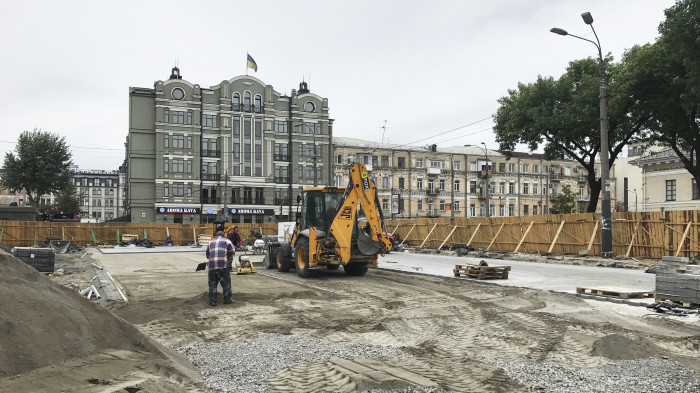 Укладання нового мостіння / Відновлення скверу №3 на Контрактовій площі