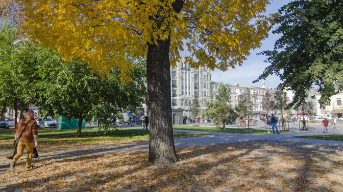 Площа з гравійної відсипки / Відновлення скверу №3 на Контрактовій площі