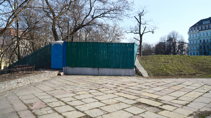 А частину доріжок завалено будівельним сміттям / Відновлення Старокиївської гори