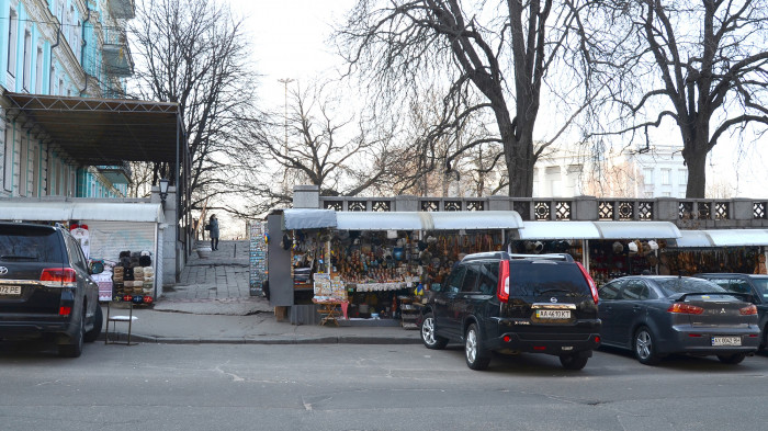 Боковий вхід на територію до реконструкції / Відновлення Старокиївської гори