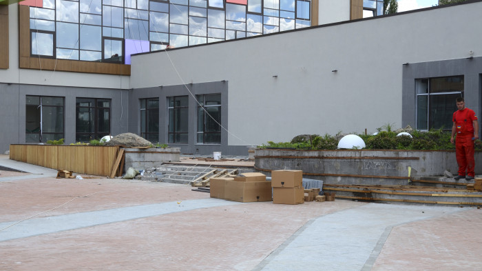 Зона відпочинку зі столиками відокремлена від площі багаторічниками / Новопечерська школа - фото №5 Зона відпочинку зі столиками відокремлена від площі багаторічниками / Новопечерська школа