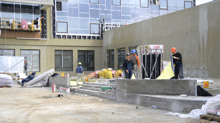 Зона відпочинку зі столиками відокремлена від площі багаторічниками / Новопечерська школа - фото №6 Зона відпочинку зі столиками відокремлена від площі багаторічниками / Новопечерська школа