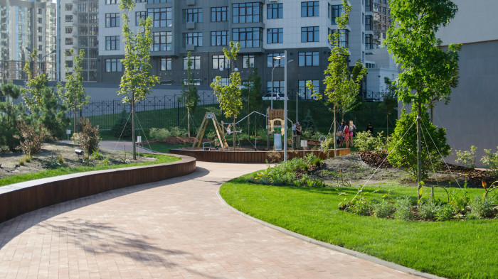 Лави біля дитячого майданчика / Новопечерська школа - фото №4 Лави біля дитячого майданчика / Новопечерська школа