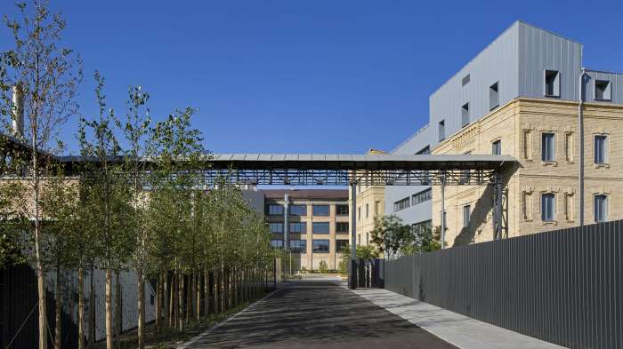 / Roshen Office Courtyard