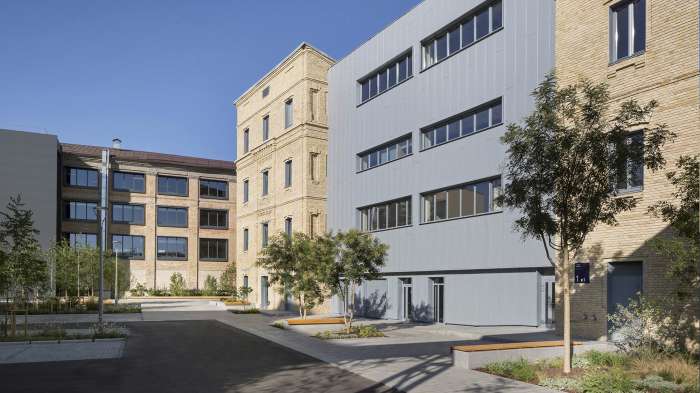 / Roshen Office Courtyard