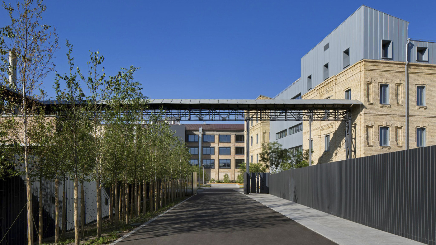 / Внутрішній двір офісу 'Roshen' / Внутрішній двір офісу 'Roshen'