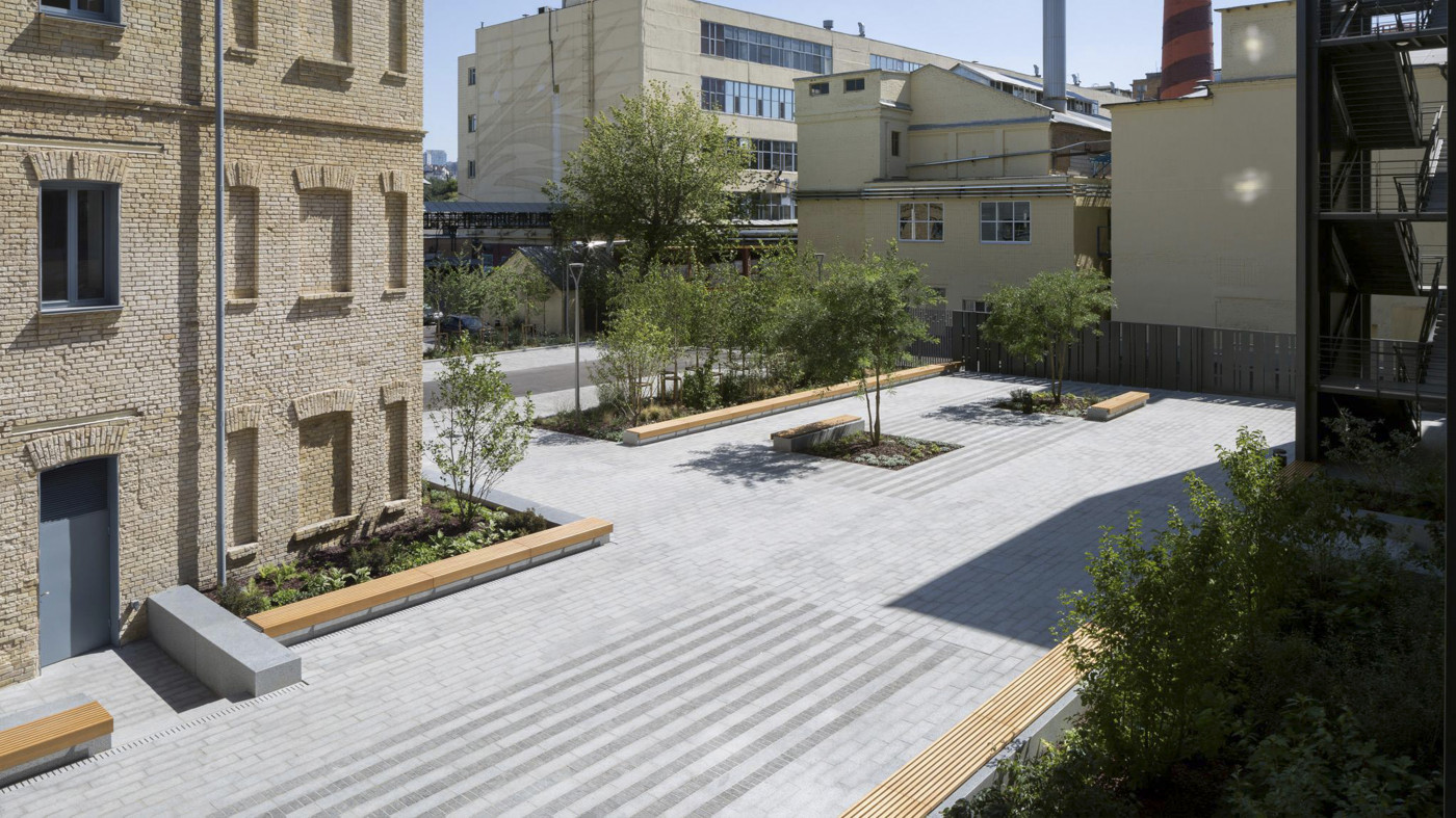 / Внутрішній двір офісу 'Roshen' / Внутрішній двір офісу 'Roshen'