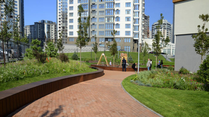 Лави біля дитячого майданчика / Новопечерська школа - фото №3 Лави біля дитячого майданчика / Новопечерська школа