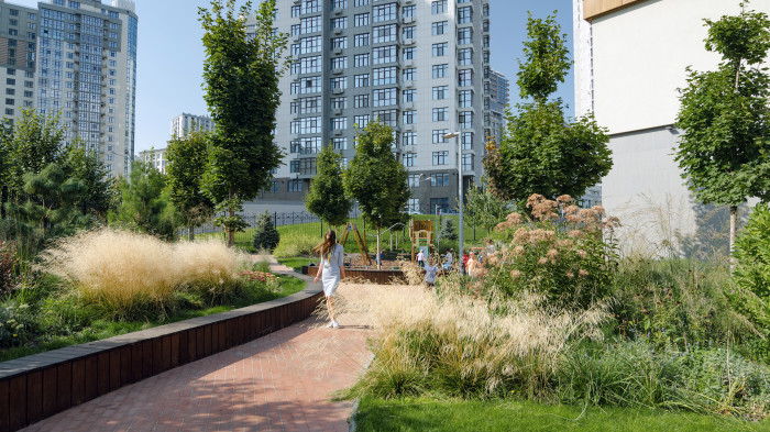 Лави біля дитячого майданчика / Новопечерська школа - фото №1 Лави біля дитячого майданчика / Новопечерська школа