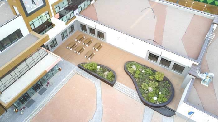 Зона відпочинку зі столиками відокремлена від площі багаторічниками / Новопечерська школа - фото №3 Зона відпочинку зі столиками відокремлена від площі багаторічниками / Новопечерська школа