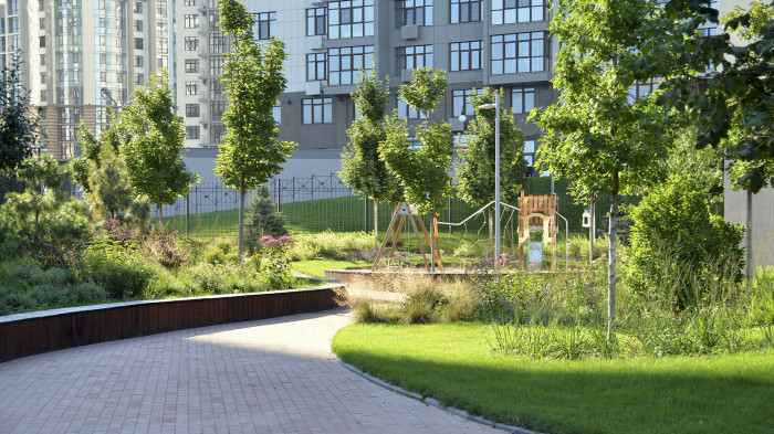 Лави біля дитячого майданчика / Новопечерська школа - фото №2 Лави біля дитячого майданчика / Новопечерська школа