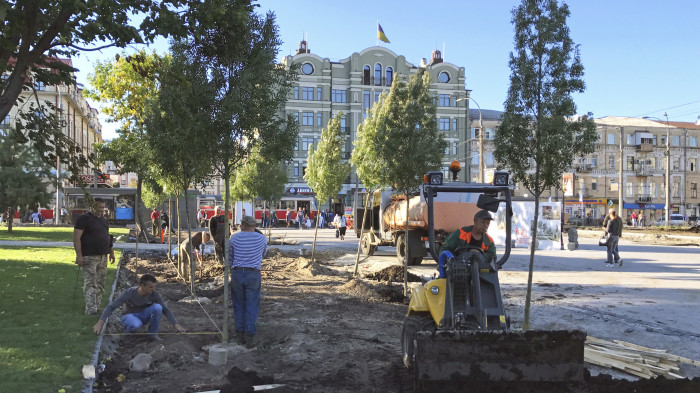 / Garden #3 Renovation, Kontraktova Square