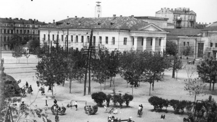 / Nova Kontraktova Square