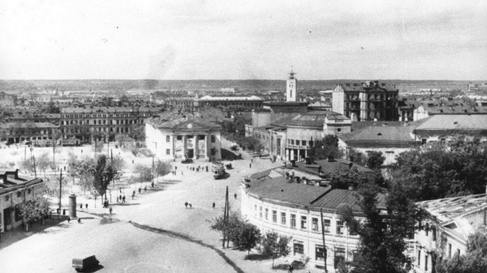 / Nova Kontraktova Square