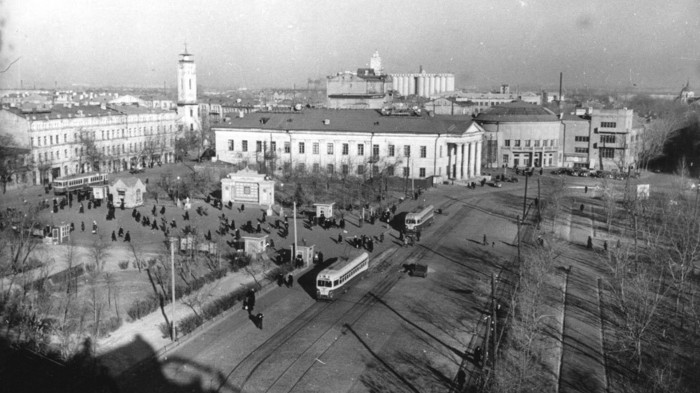 / Nova Kontraktova Square