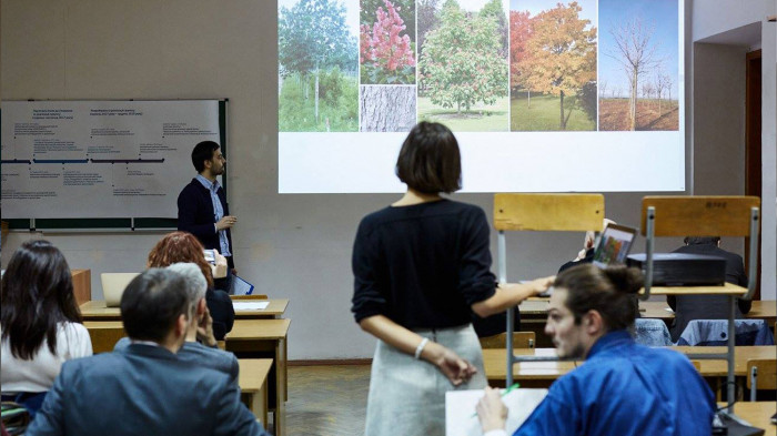 / Nova Kontraktova Square